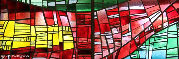 Kirchen - Aussegnungshalle Uffenheim mit Glasfenster von Werner Fichna
