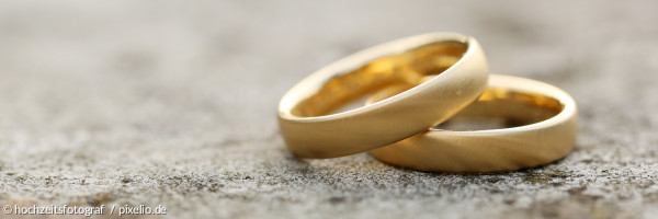 Zwei goldene Ringe im Sand