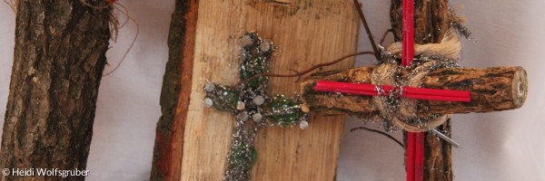 Friedenskreuze aus Holz
