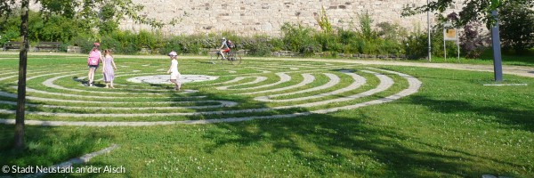 Spiritualität - Meditationswege - Rasenlabyrinth in Neustadt an der Aisch mit Kindern