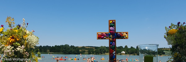 Kreuz vor See