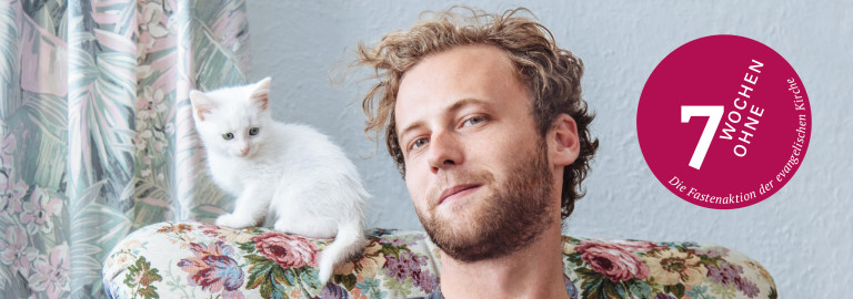 junger Mann im Ohrensessel