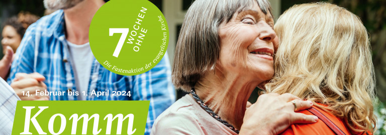 Zwei Frauen begrüßen und umarmen sich herzlich