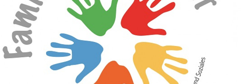 Logo Familienstützpunkt mit 5 farbigen Händen