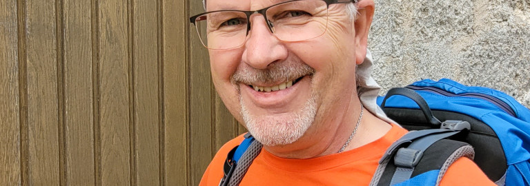 Mann im Pilgeroutfit