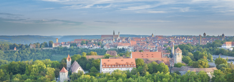 Blick aufs Wildbad Rothenburg von oben mit Stadt Rothenburg im Hindergrund
