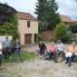 Robert Hollenbacher (von hinten, ganz rechts) blickt auf die Synagoge von Wilhermsdorf im Hintergrund, die heute in privates Wohnhaus ist