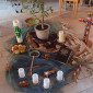 Bodenbild mit Olivenbaum und Olivenfiguren, Kreuz, Kerzen