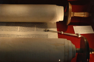 Tora und Jad  Ausstellung Große Synagoge in Wlodawa, Polen