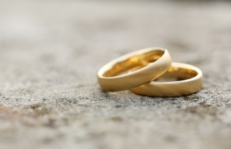 Zwei goldene Ringe im Sand