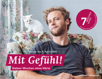 Junger Mann sitz in Ohrensessel mit weißer Babykatze