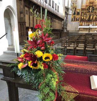 Blumengebinde am Altar in St. Jakob Rothenburg