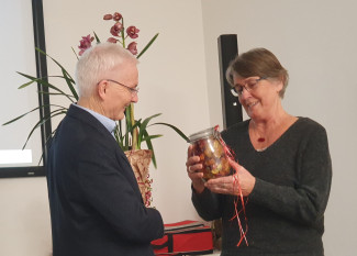 Maria Rummel überreicht Wolfgang Schuhmacher ein Geschenk