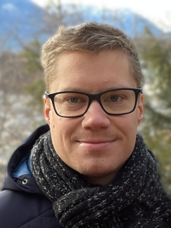 Junger Mann mit Brille und blonden Haaren