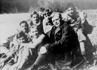 Bonhoeffer mit Gruppe von Konfirmanden am Boden sitzend am 21. März 1932 in Friedrichsbrunn