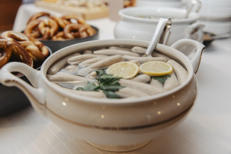 Weiwürste in einer Schüssel angerichtet