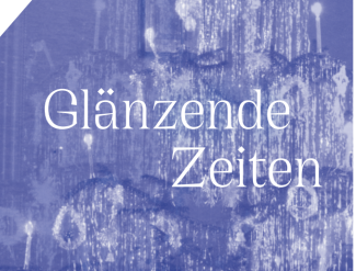 Christbaum mit Lametta behängt in lila-blauer Einfärbung
