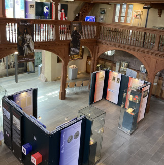 Blick von Empore in Kirchenraum mit Ausstellungselementen