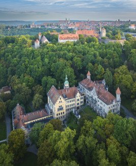 Blick aufs Wildbad Rothenburg von oben mit Stadt Rothenburg im Hindergrund