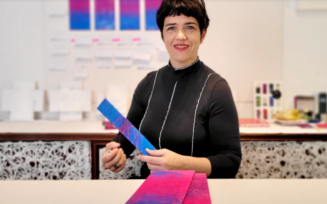 Frau mit Stoffäden in der Hand
