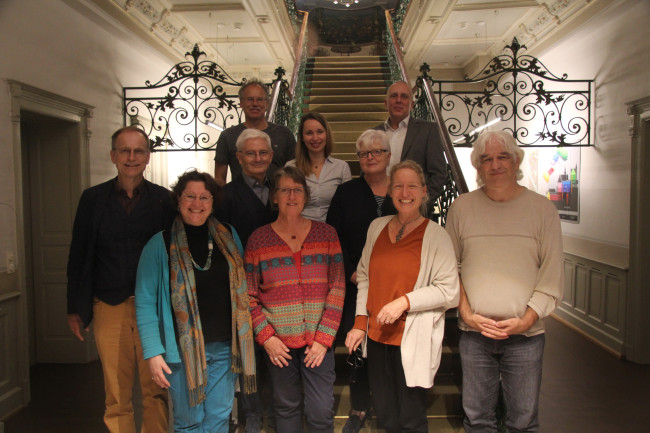 10 Personen vor einer großen Treppe