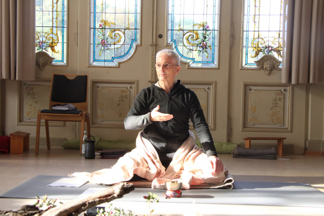 Dr. Wolfgang Schuhmacher bei Einführung in Meditation