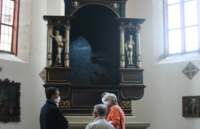 Museum Kirche in Franken Altarbild mit Gerhard Riesbeck und Besucherinnen 