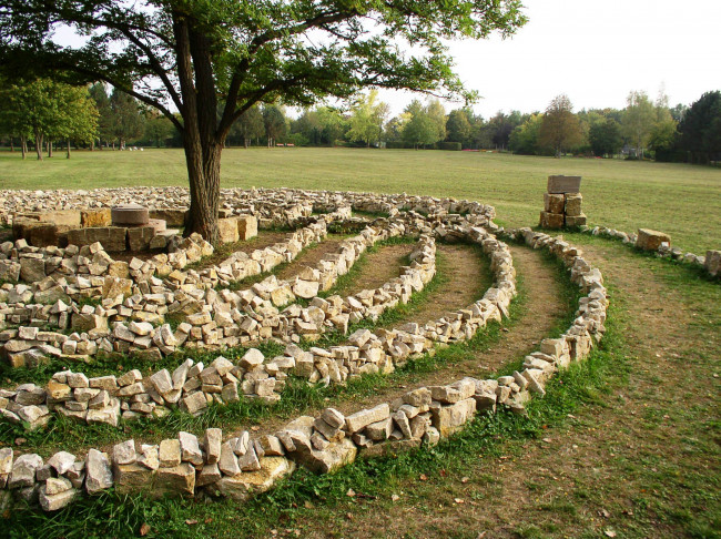 Steine angeordnet zu einem Labyrinth