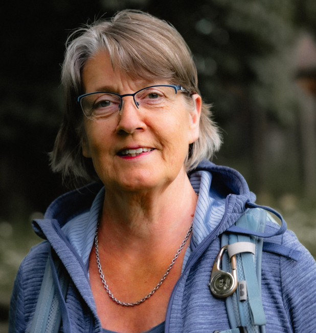 Frau im Pilgeroutfit mit Rucksack