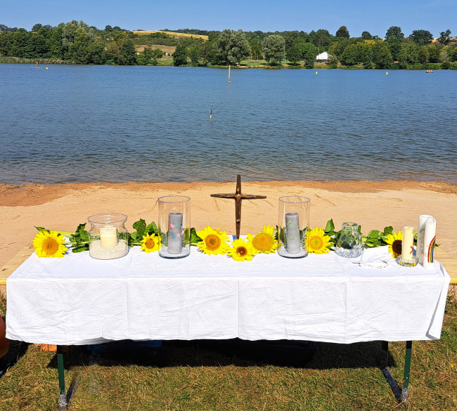 Altar mit Sonnenblumen vor See