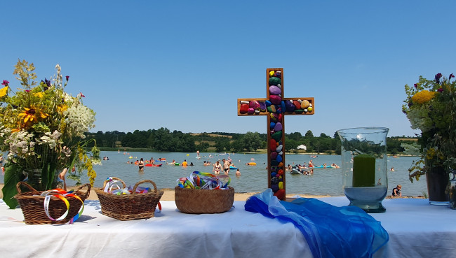 Kreuz vor See