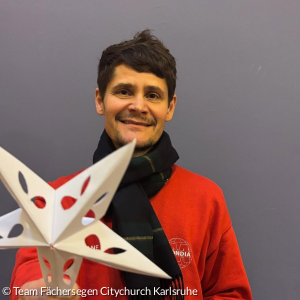 Der Künstler Max Kosoric arbeitet für das Team Fächersegen der Citychurch Karslruhe - hier mit dem nächsten Projekt, einem Stern,  in der Hand